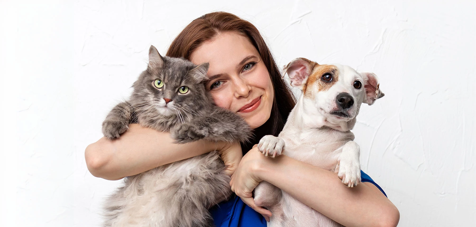 Femme avec chien et chat